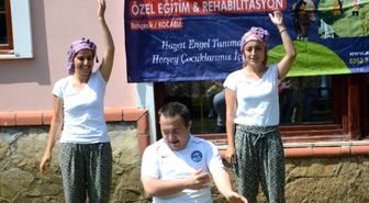Down Sendromlu Komedyen İzleyenleri Kahkahaya Boğuyor