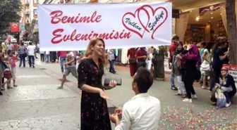 Sokak Ortasında Konfetili Evlilik Teklifine Temizlik Cezası