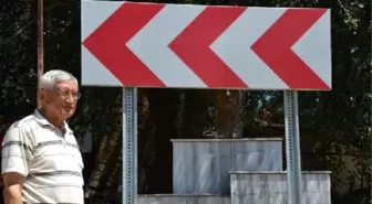 Denizli'de Atatürk Heykeli Önüne Tabela Dikilmesine Tepki