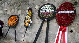Kılıçdaroğlu'nun Gönderdiği Çelenk Yırtıldı