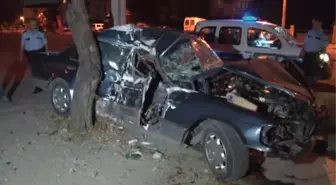 Otomobil Aydınlatma Direğine Çarptı