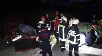 Park Halindeki Tır'a Çarpan Otomobil Parçalandı: 4 Ölü 1 Yaralı