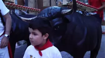 San Fermin Festivali'nde Sahte Boğalar Koştu