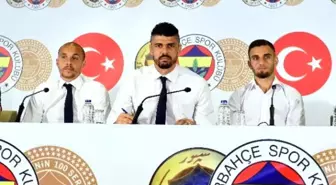 Fenerbahçe 3 Futbolcuya İmza Attırdı