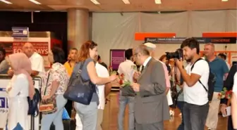 Öğrencilerden Turistlere Gül