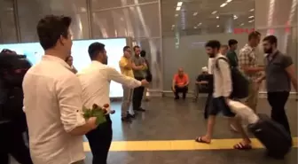 Öğrencilerden Turistlere Gül