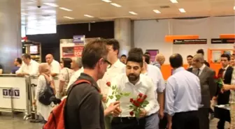 Öğrencilerden Turistlere 'Gül'lü Karşılama