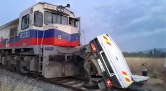 Tren Hemzemin Geçitte İşçi Dolu Kamyonete Çarptı: 2 Ölü, 4 Yaralı