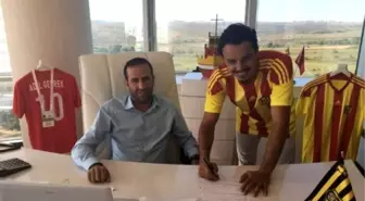 Yeni Malatyaspor'da Ahmet Burak Solakel İmzaladı