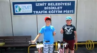 İzmit'te Vatandaşlara Bisiklet Eğitimi Veriliyor