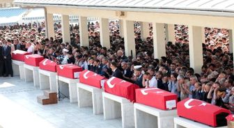 Demokrasi Şehitlerini On Binler Uğurladı