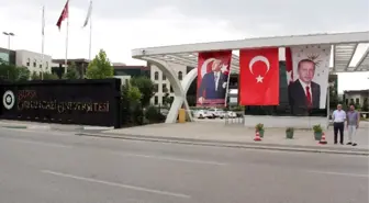 Orhangazi Üniversitesi'nin Kapısına Cumhurbaşkanı Erdoğan'ın Fotoğrafı Asıldı