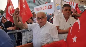 Kayseri Ticaret Borsasından Demokrasi Nöbetinde Türk Bayrağı Dağıttı