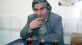 Bir Oturuşta 4 Bardak Çay İçiyor