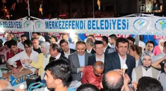 Demokrasi Nöbetindeki Vatandaşlara Bakan Zeybekci'den Dondurma İkramı