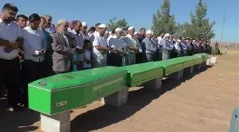 Şanlıurfa'daki Kazada Ölen 7 Kişi Yan Yana Defnedildi