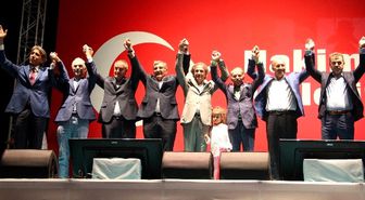 Ak Partili Belediye Başkanları, Taksim Meydanı'nda Demokrasi Nöbeti Tutan Vatandaşlarla Bir Araya...