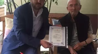 Hayırsever Emekli Öğretmene Plaket