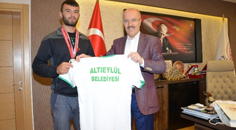 Kırkpınar'dan Altın Madalya ile Döndü