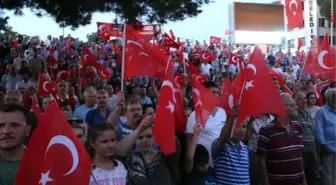 Bergama'da Binlerce Kişi Demokrasi İçin Yürüdü