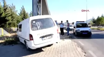 Gaziantep - Otomobil ile Minibüs Çarpıştı: 2 Yaralı