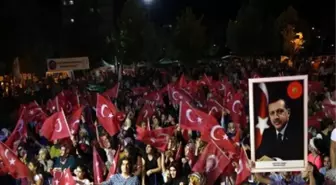 Diyarbakır'da Demokrasi Nöbeti Devam Ediyor