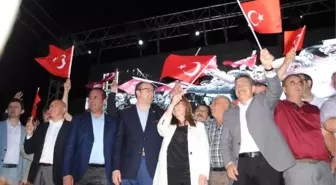 Eskişehir'deki Demokrasi Nöbetinde Ak Partililer ile CHP'liler Ele Ele