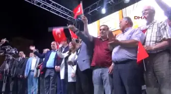 Eskişehir'deki Demokrasi Nöbetinde AK Partililer ile CHP'liler Ele Ele