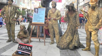 Heykel Adamlar' Bu Kez Demokrasi İçin Durdu