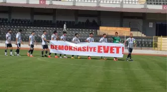 Futbolcu ve Taraftarlardan Darbe Karşıtı Pankartlar