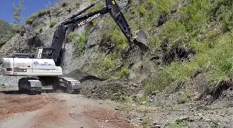 Büyükşehir Belediyesi'nin Kırsaldaki Yol Çalışmaları Sürüyor