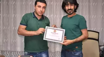 İha Muhabiri Okay'a Başarı Belgesi