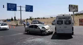 Otomobille Yolcu Minibüsü Çarpıştı: 7 Yaralı