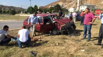 Sivas'ta Otomobil ile Hafif Ticari Araç Çarpıştı: 2 Yaralı