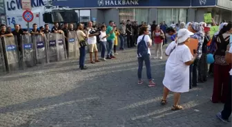 Antalya'da Hdp'li Kadınlardan Darbe Eylemi