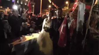 Demokrasi Nöbeti'Ne Katılan Gelin ve Damat