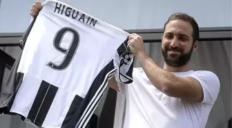 Juventus'un Yeni Transferi Higuain'in Göbekli Hali Çok Konuşuldu