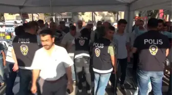 Mitinge Katıldı, Kalabalığa Hitap Etti