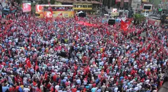 Rize'de Yağmura Rağmen Demokrasi Mitingine Yoğun Katılım
