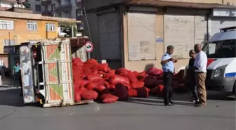 İslahiye'de Biber Yüklü Kamyon Devrildi: 2 Yaralı