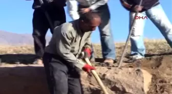 Muş Ekmeklerini Taştan Çıkarıyorlar