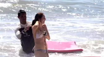 Taylor Lautner, Gizemli Kadının Bikinisini Bağladı