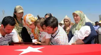 Şehit Uzman Çavuş Kara, Gözyaşlarıyla Toprağa Verildi