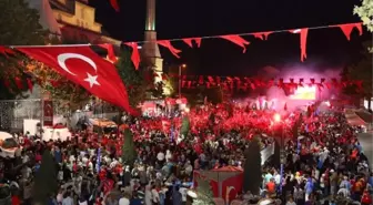 5 Şehidin Yakını ve 16 Gazinin Katılımıyla 'Son Demokrasi Nöbeti'de Sultangazi'de Coşkuyla Tutuldu