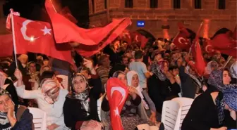 İncesu Belediyesi Demokrasi Nöbetinin 27. Gününde Vatandaşlara Döner ve Ayran İkram Etti