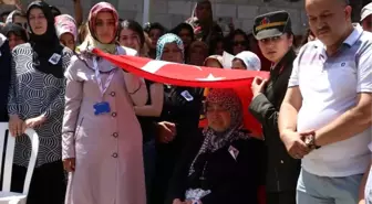 Şehit Annesine Türk Bayrağı Gölge, Kadın Astsubay Dost Eli Oldu