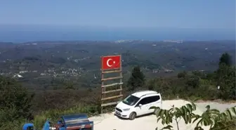 Akçakoca'nın En Yüksek Tepesine Türk Bayrağı