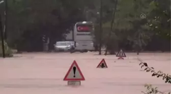 Amasra'da 2 Otomobille Bir Otobüste Mahsur Kalan 47 Kişi Kurtarıldı