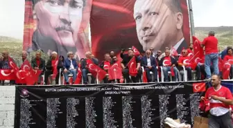 Demokrasi Şöleni'nde 20 Bin Tük Bayrağı Dağıtıldı