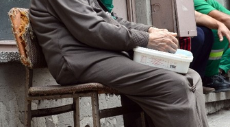 Evinin Boşaltılmasını Hüzünlü Gözlerle İzledi